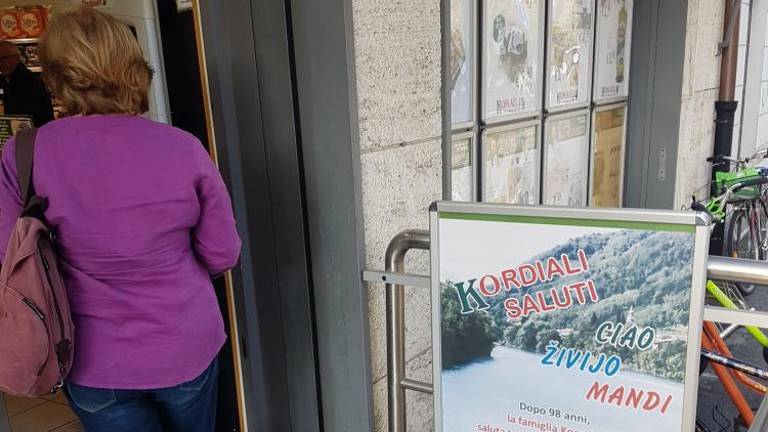 Po 98 letih obratovanja trijezični pozdrav kupcem