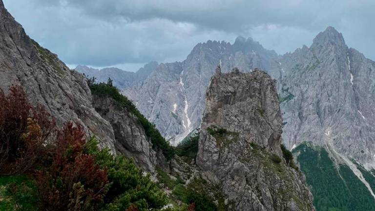 Obtičala sta na strmem pobočju