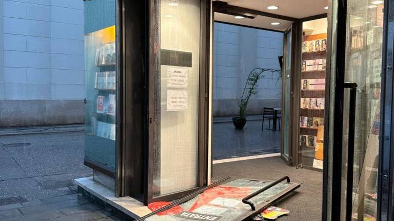 Neurje odtrgalo vrata knjigarne in poplavilo Narodni dom