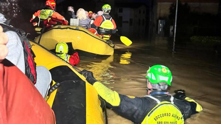 Razdejanje v poplavljeni Versi (VIDEO)