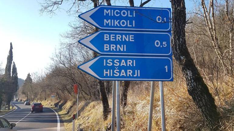 Državna cesta končno dvojezična tudi v Dolu