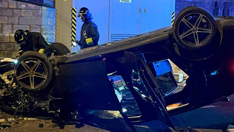 Na Furlanski cesti po trčenju avtomobil pristal na strehi