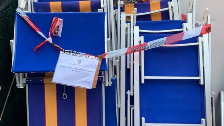 Sodnik potrdil zaseg ležalnikov, lastnik lokala si je prislužil ovadbo