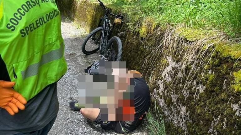 Kolesar padel in si poškodoval ramo