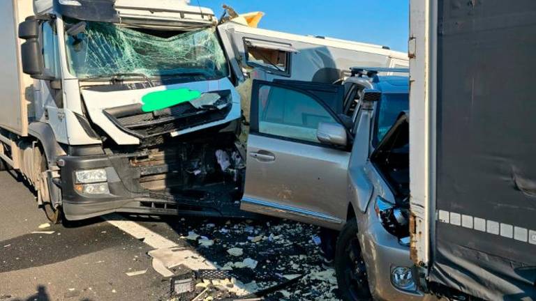 V nesrečo na avtocesti A4 vpleteni tovornjak, avtomobil in počitniška prikolica