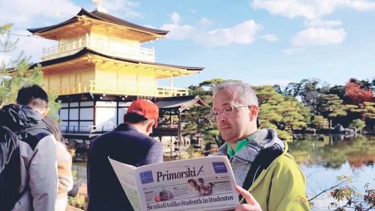 Tudi vi templju Kinkaku-ji (Zlati tempelj) v Kyotu na Japonskem berejo Primorski dnevnik<i> (Matej Susič)</i>