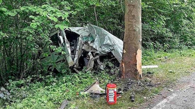 Štiriintridesetletni voznik silovito trčil v drevo in umrl