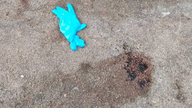 Obležal je v mlaki krvi