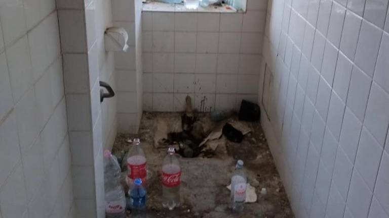 V opuščenih skladiščih so si uredili dom