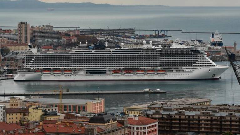Potnica stevardesi ukradla torbico