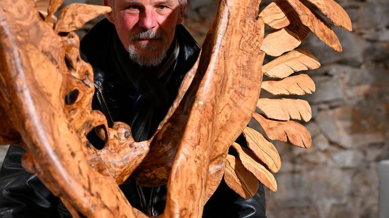 Kiparski objekti, ki ustvarjajo razpetost med zemljo in nebom