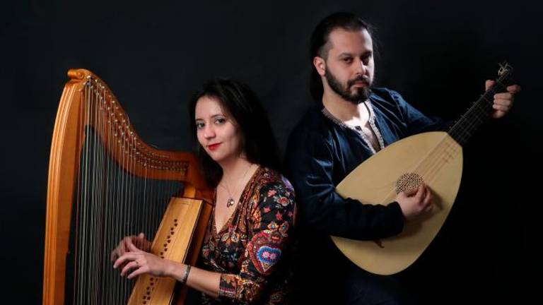 Vztrajno raziskujeta glasbo in kulturo 16. stoletja (video)