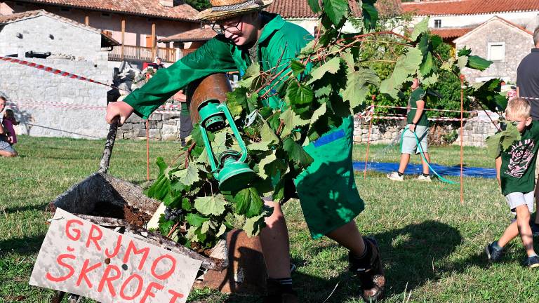 V Repnu švigale karjole vseh vrst (FOTO in VIDEO)
