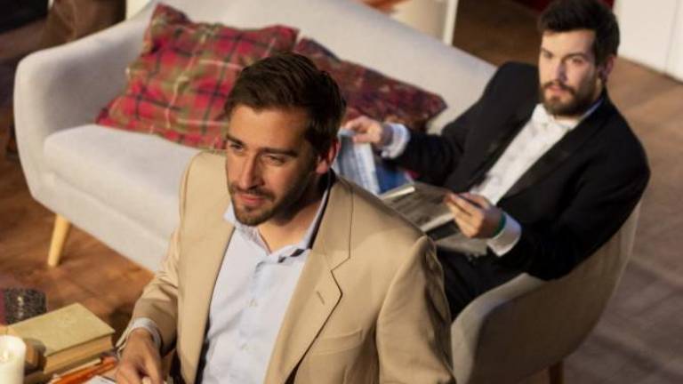 »Zbadljiv, včasih nepošten humor, ki sili v razmislek«