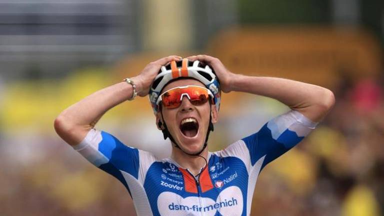 Prvi z rumeno majico Bardet, Pogačar četrti, Roglič pa varno v glavnini