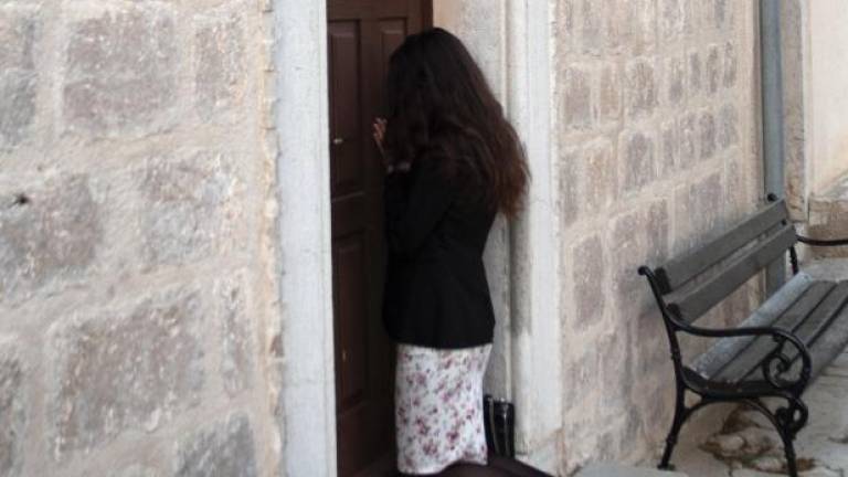 Župnik in verniki v Splitu kršili prepovedi in pretepali novinarje