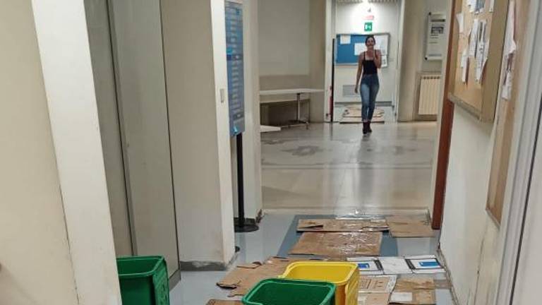 Neurje odtrgalo vrata knjigarne in poplavilo Narodni dom