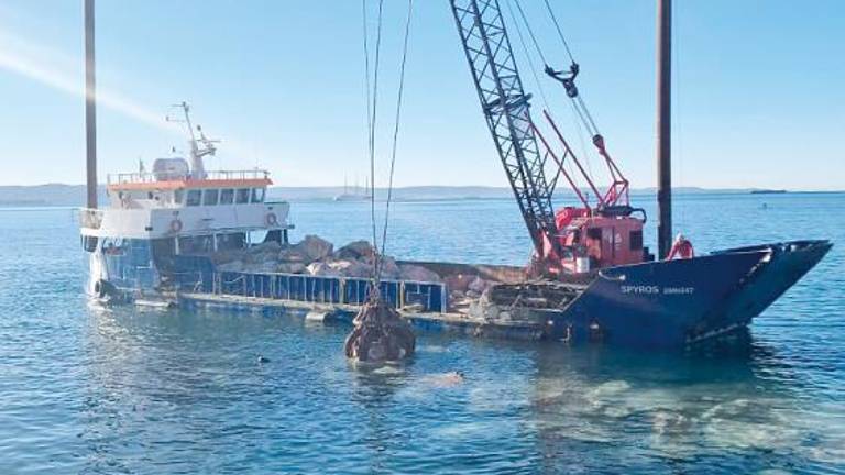 Pred barkovljansko riviero utrjujejo valobran