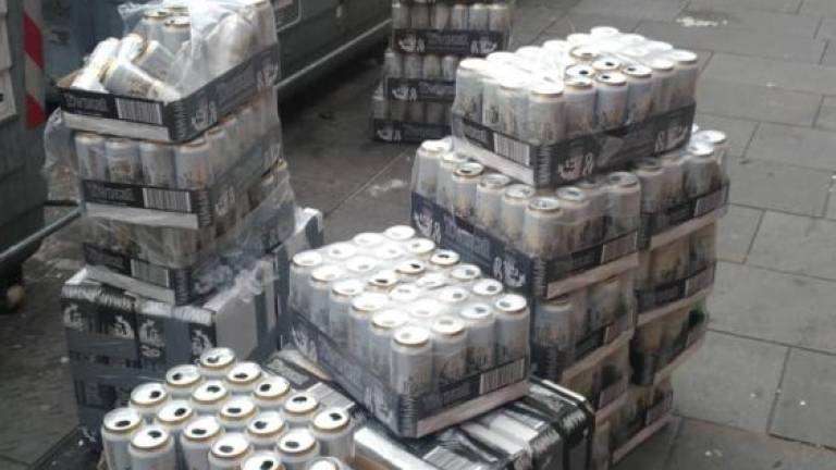 V neustrezen zabojnik odvrgel 700 praznih pločevink piva