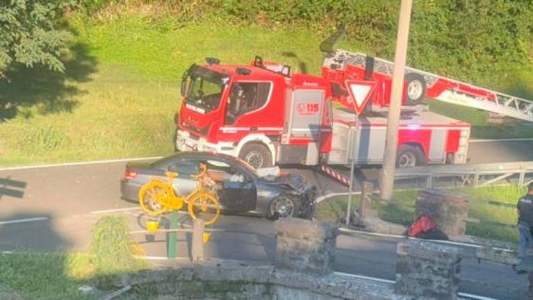 V nesrečo na poti v Števerjan vpletena dva avtomobila, eden pristal v potoku