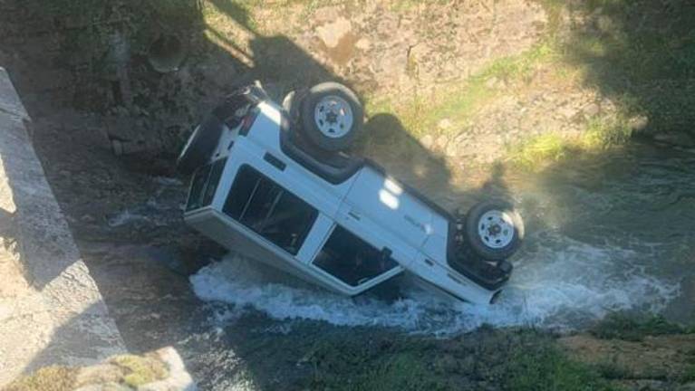 V nesrečo na poti v Števerjan vpletena dva avtomobila, eden pristal v potoku