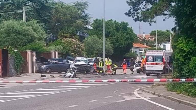 Huda prometna nesreča v Sesljanu, umrla ena oseba, več poškodovanih (video)