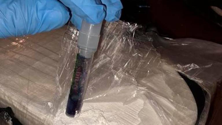 Namesto gradbenega materiala prevažali ... 110 kilogramov kokaina