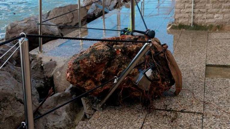 Morje premikalo tudi 500-kilogramske skale