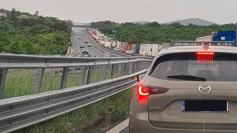 Nesreča in zastoji na avtocestnem priključku v smeri Benetk