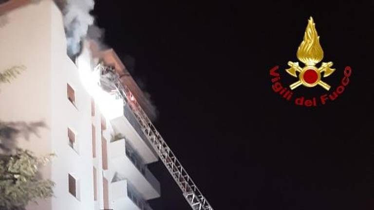 Burna noč za gasilce in reševalce