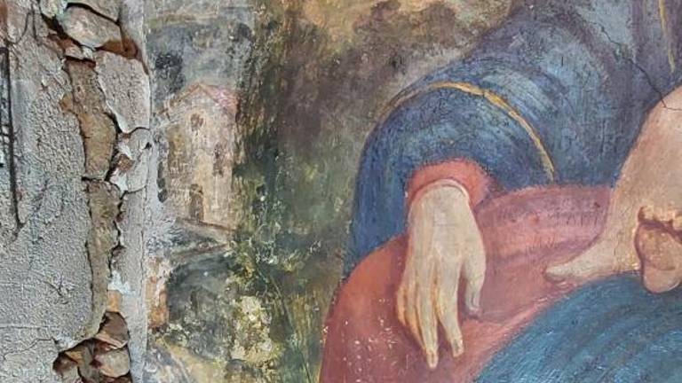 Pod kamnitim oltarjem odkrili skrito poslikavo