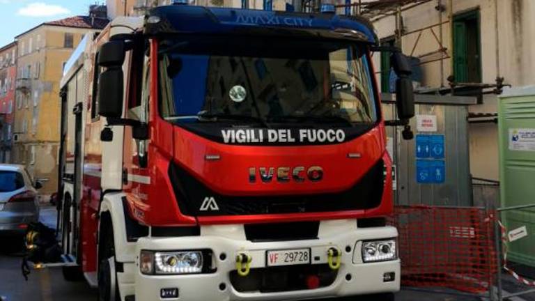 V eksploziji umrl moški, ena oseba poškodovana (video)