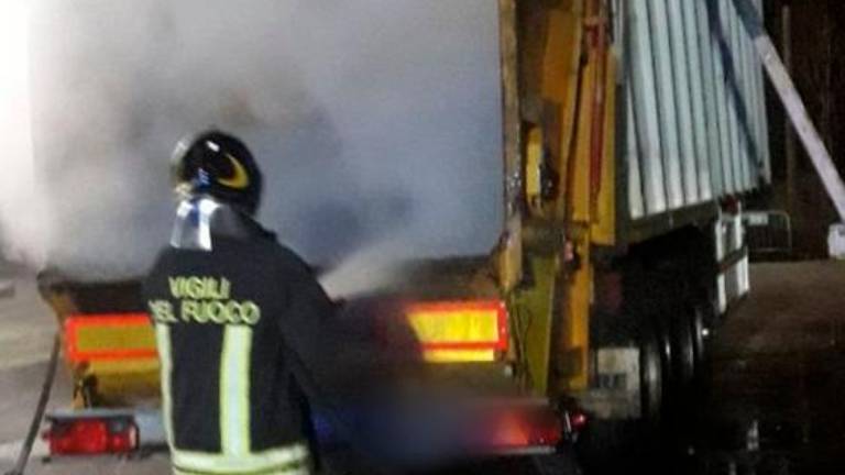 Zgorel smetarski tovornjak