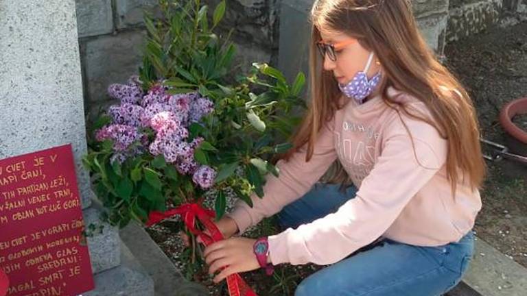 Spoštljiv poklon padlim ob 25. aprilu