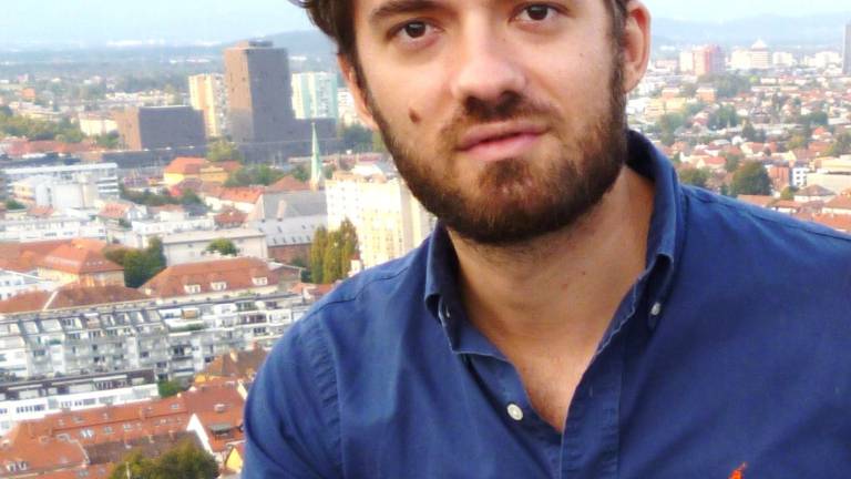 Odvetnik, ki je v deželi veselih ljudi spoznal tudi ljubezen do glasbe in petjaMatej Nadli&scaron;ek, Alicante (&Scaron;panija)&nbsp;&nbsp;&nbsp;&nbsp;&nbsp;&nbsp;&nbsp;