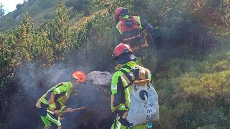 Pogasili požar na težko dostopnem pobočju nad vasjo Soča na Bovškem