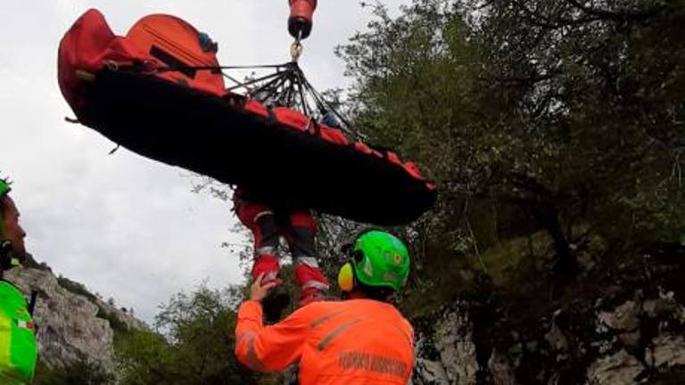 Poškodovanega mladeniča v Dolini Glinščice reševali s helikopterjem