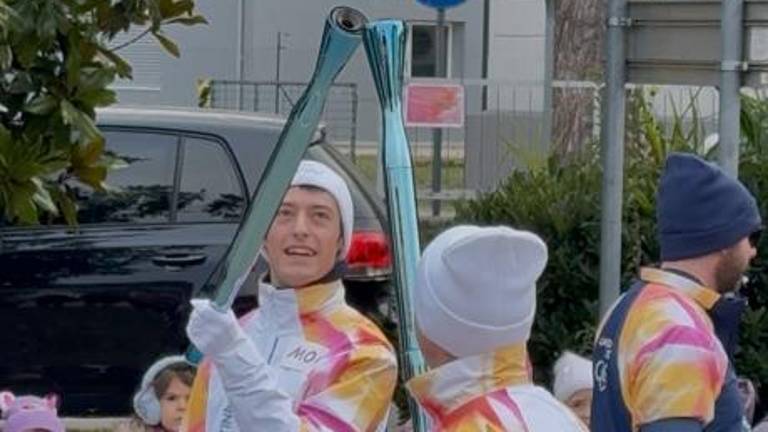 Olimpijsko baklo nosila cela družina