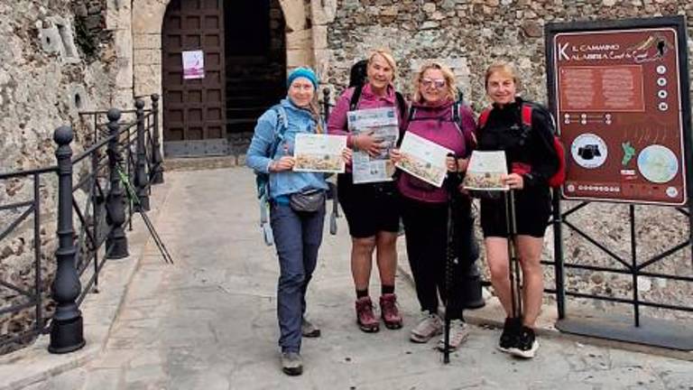 S PD na cilju pohoda iz Jonskega do Tirenskega morja v kalabrijskem Pizzu <i>(Savina, Viviana, Martina in Nataša)</i>