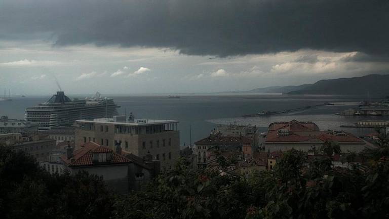 V Boljuncu in Miljah v nekaj urah padlo skoraj pol meseca dežja