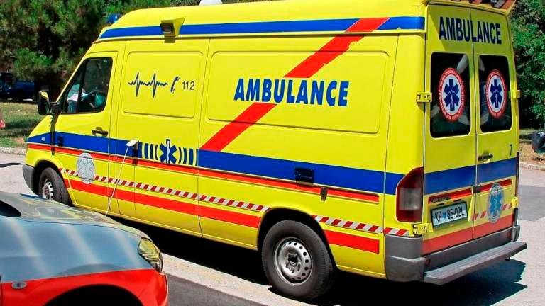 Vozil je po zadnjem kolesu in hudo padel