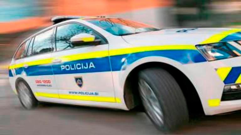 V Sežani sinoči avto trčil v motor