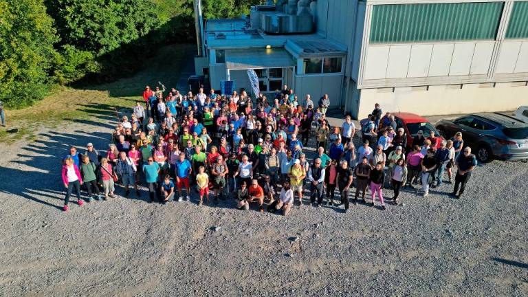 Člani banke peš od Nabrežine do Miramara