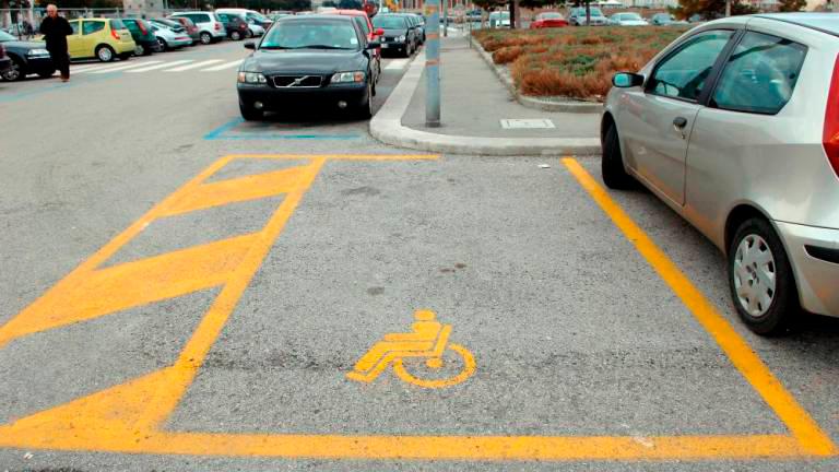 Parkirišče za invalide (ARHIV)