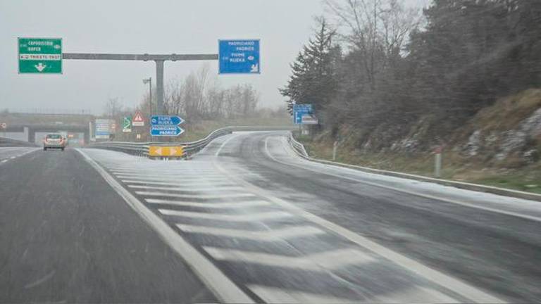 Sneg pobelil Kraško planoto, sneži tudi v Trstu (foto in video)