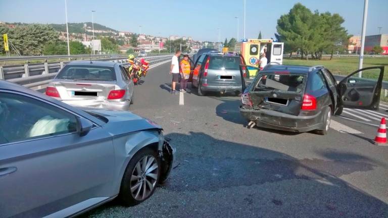 Pet poškodovanih na hitri cesti pri Kopru
