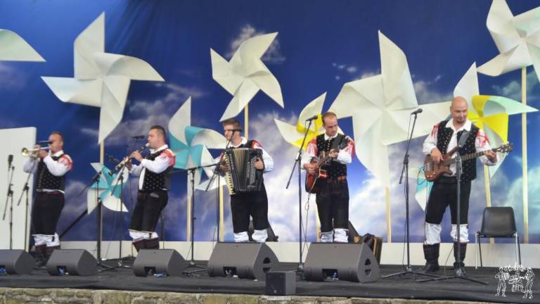 Števerjanske vetrnice ponesle melodije naokrog