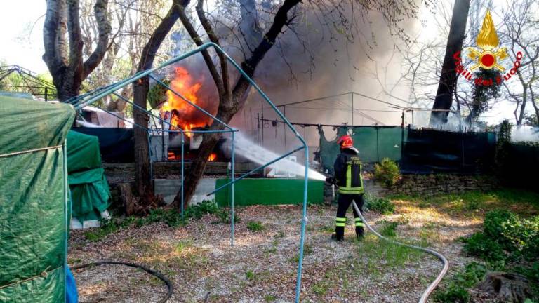 V kampu pri Lazaretu zgorela počitniška prikolica (foto in video)