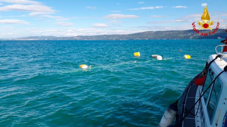 Z dna morja odstranili 30-metrski jambor tekmovalca Barcolane (foto)