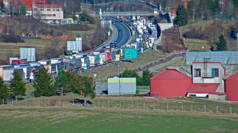 Primorska avtocesta: promet spet poteka po počasnem pasu